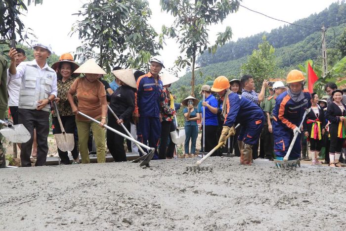 Các địa phương ở Lào Cai đang đẩy nhanh tiến độ xây dựng đường giao thông nông thôn. Ảnh: Văn Đức