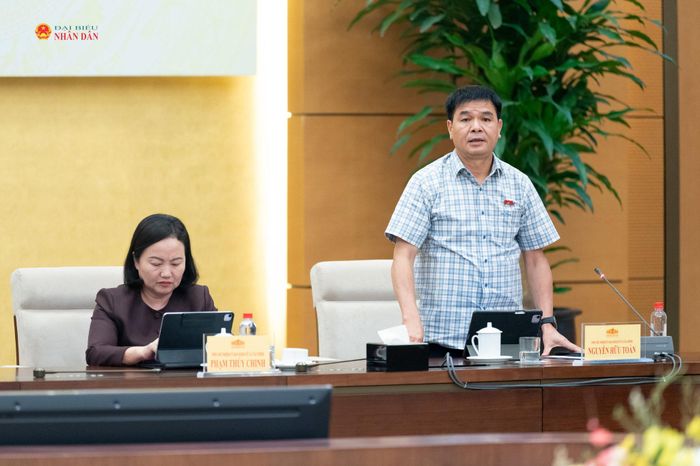 Phó Chủ nhiệm Ủy ban Kinh tế và Tài chính Nguyễn Hữu Toàn phát biểu. Ảnh: Phạm Thắng