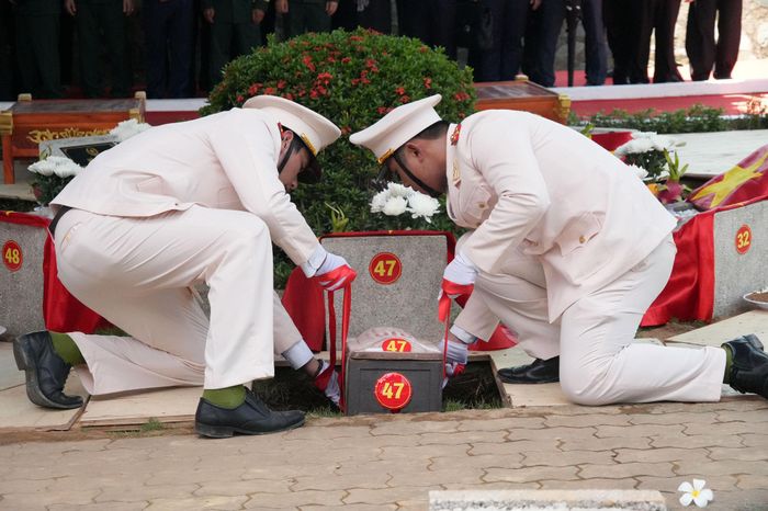 Đội công tác thực hiện nghi thức an táng hài cốt liệt sĩ tại Nghĩa trang liệt sĩ TP. Hồ Chí Minh. Ảnh: Thạc Hiếu