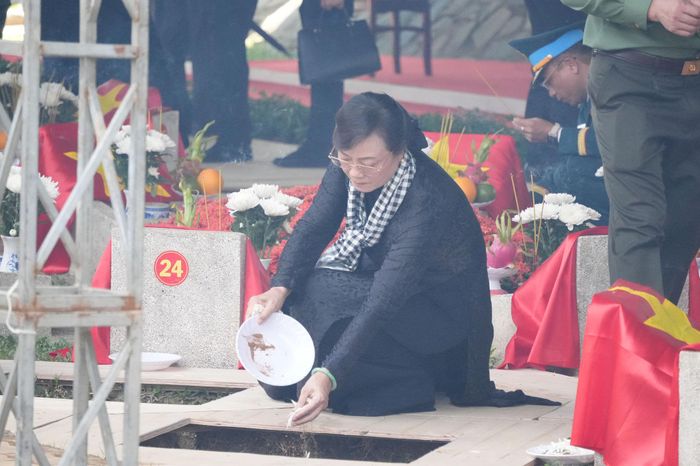 Các đại biểu thắp nhang, rải hoa tại các phần mộ các anh hùng liệt sĩ. Ảnh: Thạc Hiếu