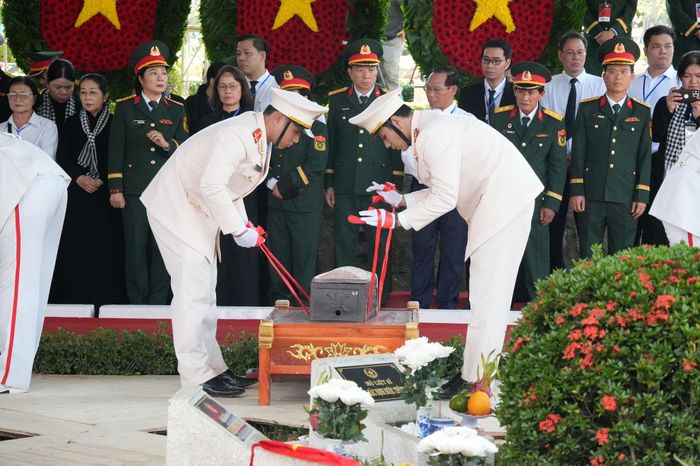 39 TP. Hồ Chí Minh Xúc động ngày tiên đưa các liệt sĩ về nơi an nghỉ