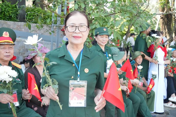 Cựu chiến binh Nguyễn Thị Sinh tại Nghĩa trang Liệt sĩ TP. Hồ Chí Minh. Ảnh: Thạc Hiếu