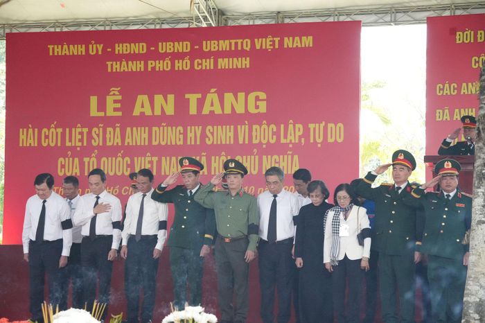 Các đại biểu mặc niệm tưởng nhớ các anh hùng liệt sĩ tại buổi lễ. Ảnh: Thạc Hiếu