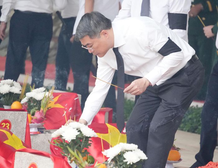 Thủ tướng Chính phủ Lê Minh Hưng thắp hương tại phần mộ các anh hùng liệt sĩ. Ảnh: Thạc Hiếu