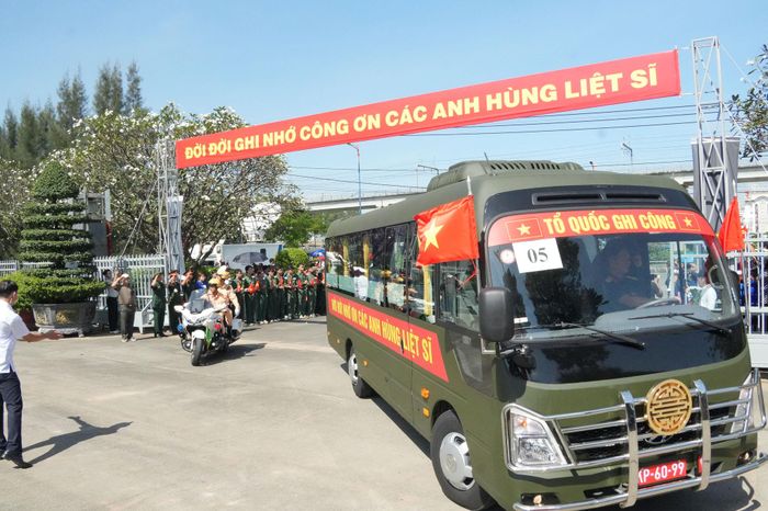 Đoàn xe đưa các liệt sĩ từ Công viên Lê Thị Riêng về Nghĩa trang Liệt sĩ TP. Hồ Chí Minh. Ảnh: Thạc Hiếu