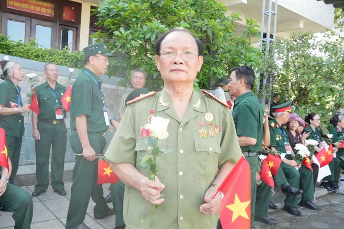Cựu chiến binh Lê Thanh Tịnh tại Nghĩa trang Liệt sĩ TP. Hồ Chí Minh. Ảnh: Thạc Hiếu