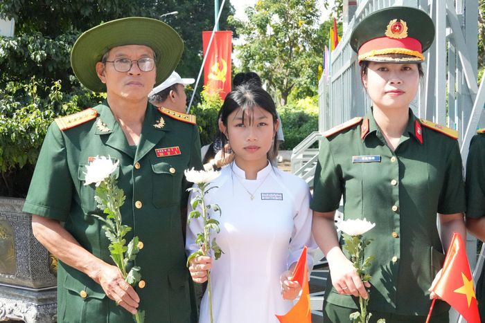 Nhiều thế hệ người dân TP. Hồ Chí Minh có mặt tại Nghĩa trang Liệt sĩ TP. Hồ Chí Minh. Ảnh: Thạc Hiếu