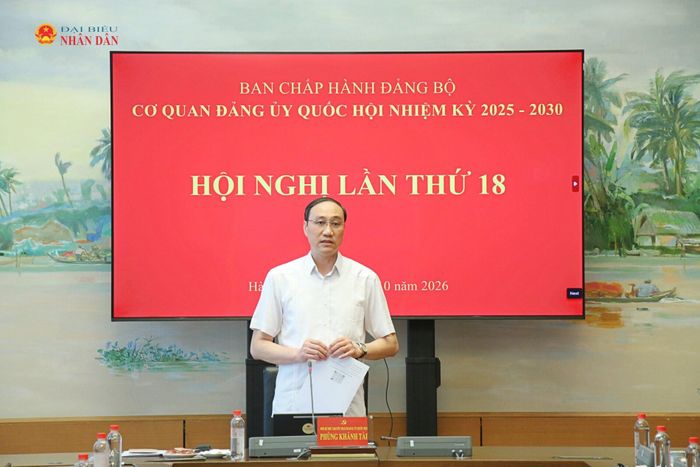 Phó Bí thư chuyên trách Đảng ủy Quốc hội, Bí thư Đảng ủy Cơ quan Đảng ủy Quốc hội Phùng Khánh Tài phát biểu tại hội nghị. Ảnh: Đắc Trường
