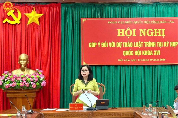 Phó Trưởng đoàn chuyên trách Đoàn ĐBQH tỉnh Đắk Lắk Nguyễn Thị Thu Nguyệt phát biểu tại hội nghị