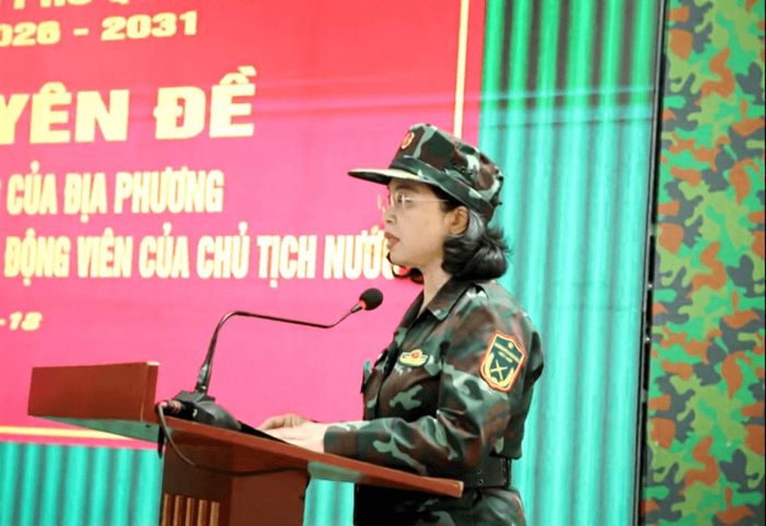Phó Bí thư Thành ủy, Chủ tịch HĐND thành phố Trịnh Thị Minh Thanh - Phó Trưởng Ban Chỉ đạo Diễn tập khu vực phòng thủ thành phố phát biểu khai mạc kỳ họp. Ảnh: Thu Chung