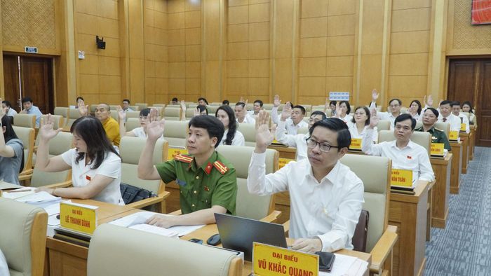 Các đại biểu biểu quyết thông qua nghị quyết trình kỳ họp. Ảnh: Nguyễn Thúy