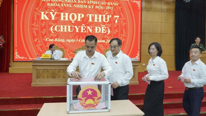 Các đại biểu HĐND tỉnh tiến hành bầu bổ sung Trưởng Ban Dân tộc HĐND tỉnh khóa XVIII l. Ảnh: Nguyễn Thúy