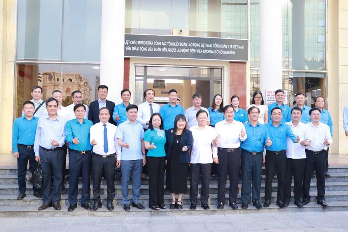 Các đại biểu chụp ảnh lưu niệm. Ảnh: Nguyễn Hải