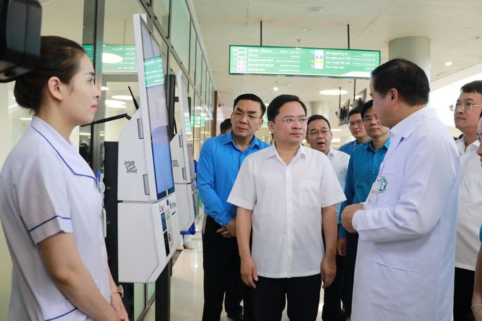 Chủ tịch Tổng LĐLĐ Việt Nam Nguyễn Anh Tuấn trò chuyện với đại diện Bệnh viện Bạch Mai. Ảnh: Nguyễn Hải