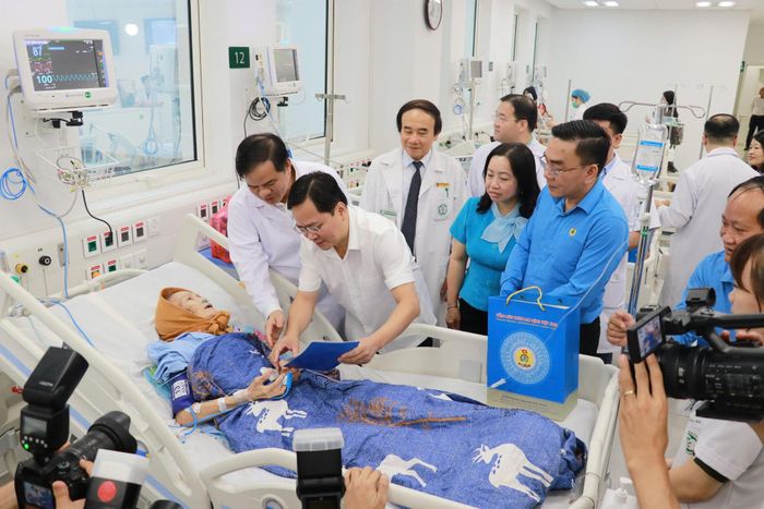Chủ tịch Tổng LĐLĐ Việt Nam Nguyễn Anh Tuấn thăm hỏi người bệnh. Ảnh: Nguyễn Hải