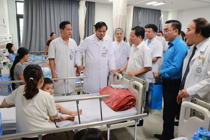 Chủ tịch Tổng LĐLĐ Việt Nam Nguyễn Anh Tuấn trò chuyện với các cán bộ y tế. Ảnh: Nguyễn Hải