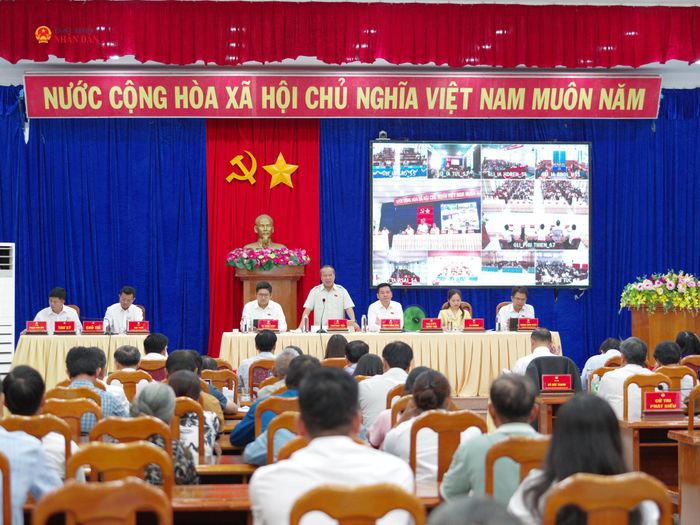 Quang cảnh hội nghị tiếp xúc cử tri