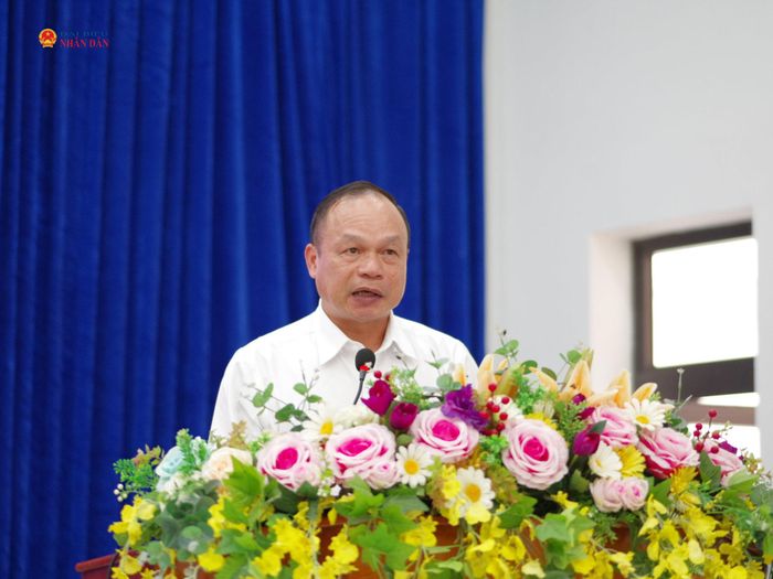 Phó Chủ tịch UBND tỉnh Dương Mah Tiệp phát biểu làm rõ những vấn đề cử tri quan tâm