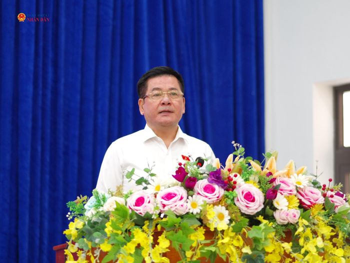 Phó Chủ tịch Quốc hội Nguyễn Hồng Diên phát biểu tại hội nghị tiếp xúc cử tri