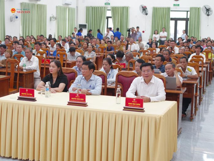 Các đại biểu tham dự hội nghị tiếp xúc cử tri