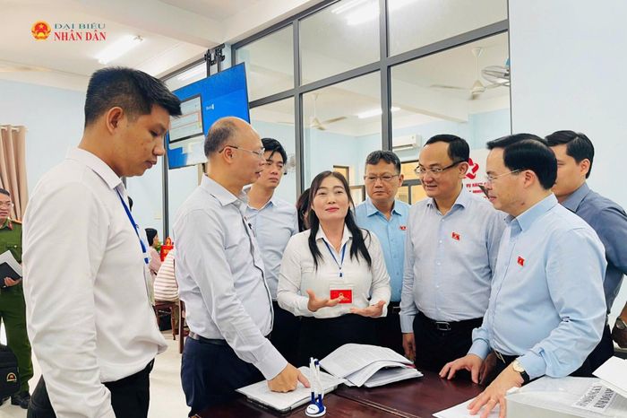 Đoàn giám sát khảo sát thực tế tại Trung tâm Phục vụ hành chính công phường Quy Nhơn Bắc. Ảnh: VT