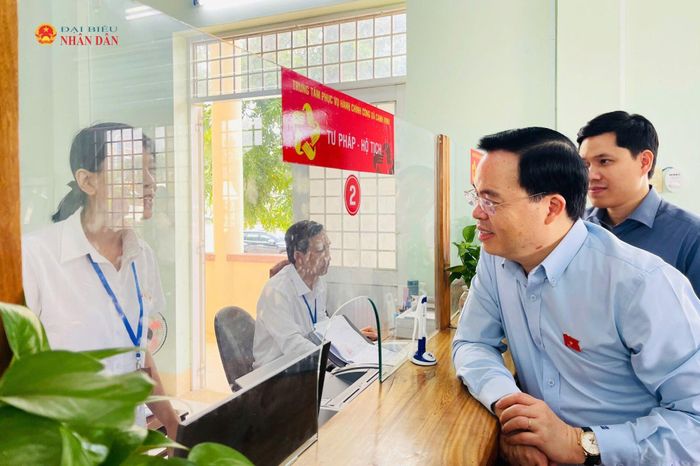 Đoàn giám sát khảo sát thực tế tại Trung tâm Phục vụ hành chính công xã Cam Vinh. Ảnh: VT