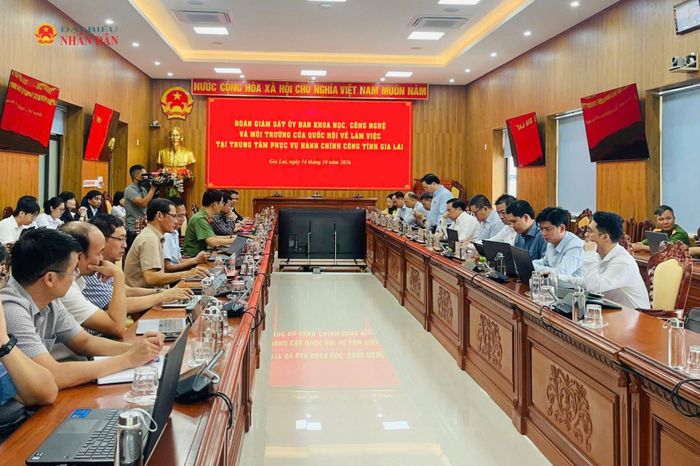 Đoàn giám sát làm việc với Trung tâm Phục vụ hành chính công tỉnh Gia Lai. Ảnh: VT