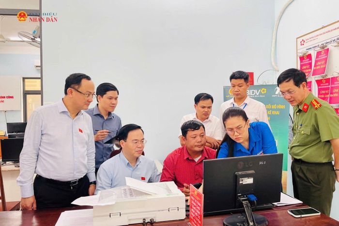 Đoàn giám sát khảo sát thực tế tại Trung tâm Phục vụ hành chính công phường Quy Nhơn Bắc. Ảnh: VT