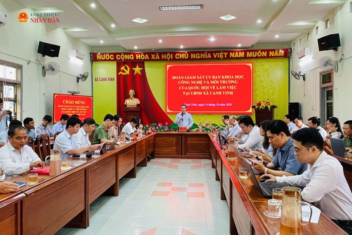 Phó Chủ nhiệm Ủy ban Khoa học, Công nghệ và Môi trường Trần Văn Khải phát biểu tại cuộc làm việc với UBND xã Cam Vinh. Ảnh: VT