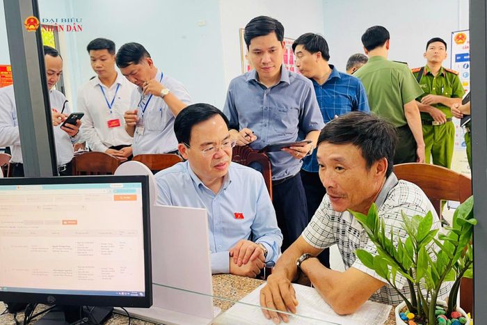 Đoàn giám sát khảo sát thực tế tại Trung tâm Phục vụ hành chính công phường Quy Nhơn Bắc. Ảnh: VT
