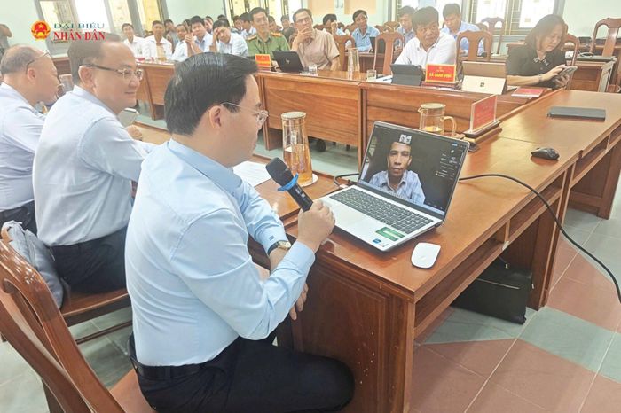 Phó Chủ nhiệm Ủy ban Khoa học, Công nghệ và Môi trường Trần Văn Khải trao đổi trực tuyến với Tổ công nghệ của xã Cam Vinh được bố trí tại điểm vùng sâu vùng xa trên địa bàn. Ảnh: VT