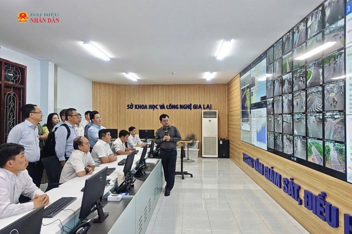 Đoàn giám sát khảo sát thực tế tại Trung tâm Giám sát, điều hành thông minh tỉnh Gia Lai. Ảnh: VT