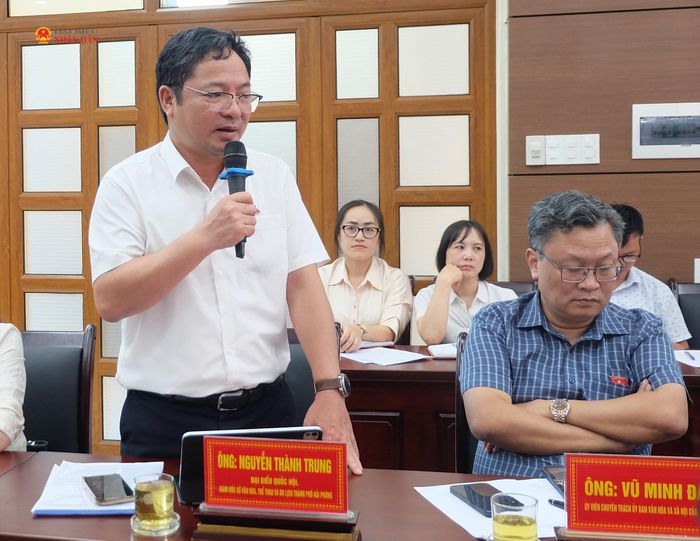 Đại biểu Quốc hội, Giám đốc Sở Văn hóa, Thể thao và Du lịch TP. Hải Phòng Nguyễn Thành Trung thông tin tại cuộc làm việc