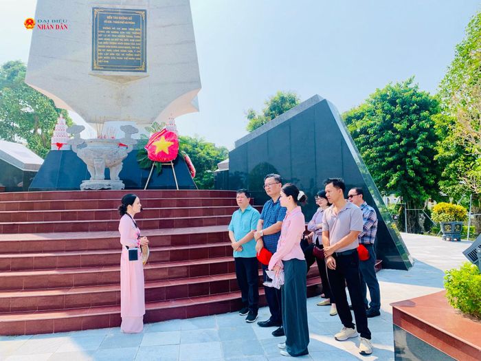 Đoàn khảo sát tại Di tích Quốc gia đặc biệt Bến tàu không số K15, phường Đồ Sơn