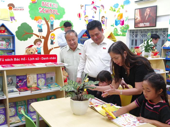 Phó Chủ tịch Quốc hội Nguyễn Hồng Diên cùng các đại biểu tham quan thư viện