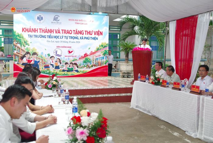 Quang cảnh lễ khánh thành, trao tặng thư viện