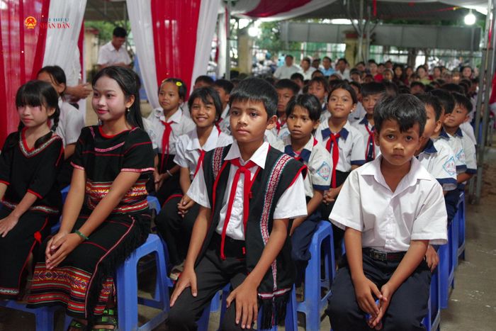 Các em học sinh tham dự lễ khánh thành và bàn giao tủ sách
