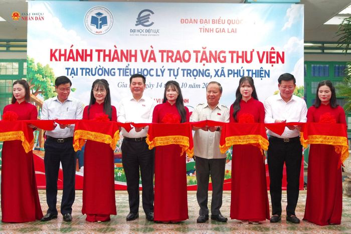 Phó Chủ tịch Quốc hội Nguyễn Hồng Diên cùng lãnh đạo Đoàn ĐBQH tỉnh Gia Lai, đơn vị tài trợ cắt băng khánh thành thư viện