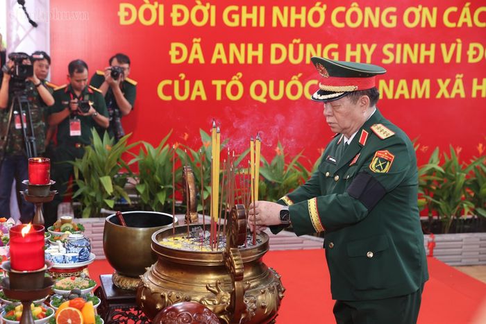  Đại tướng Nguyễn Trọng Nghĩa, Ủy viên Bộ Chính trị, Bí thư Trung ương Đảng, Chủ nhiệm Tổng cục Chính trị Quân đội Nhân dân Việt Nam, trưởng đoàn đại biểu Quân ủy Trung ương, Bộ Quốc phòng thắp hương viếng các anh hùng liệt sĩ. Ảnh: VGP. 