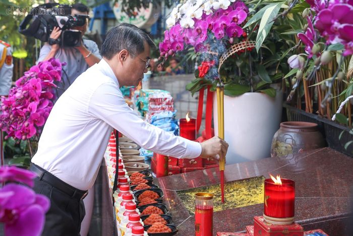  Thủ tướng Chính phủ Lê Minh Hưng dâng hương tưởng niệm Cố Tổng Bí thư Trần Phú cùng các Anh hùng liệt sĩ tại công viên Lê Thị Riêng. Ảnh: VGP. 