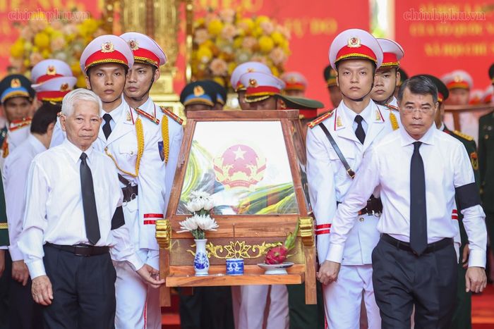  Thủ tướng Chính phủ Lê Minh Hưng và nguyên Chủ tịch nước Nguyễn Minh Triết di chuyển giá khiêng hài cốt liệt sĩ lên xe để đến Nghĩa trang liệt sĩ TP HCM. Ảnh: VGP. 