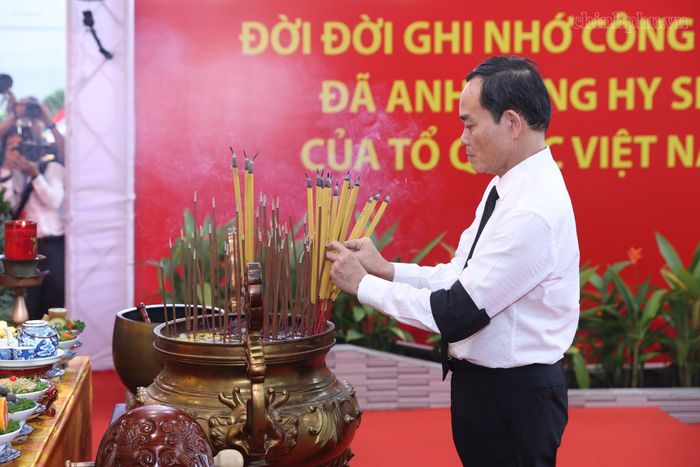  Đồng chí Trần Lưu Quang, Ủy viên Bộ Chính trị, Bí thư Thành ủy TP HCM, trưởng đoàn đại biểu Thành ủy, HĐND, UBND, Mặt trận Tổ quốc, lực lượng vũ trang TP HCM thắp hương viếng các anh hùng liệt sĩ. Ảnh: VGP. 