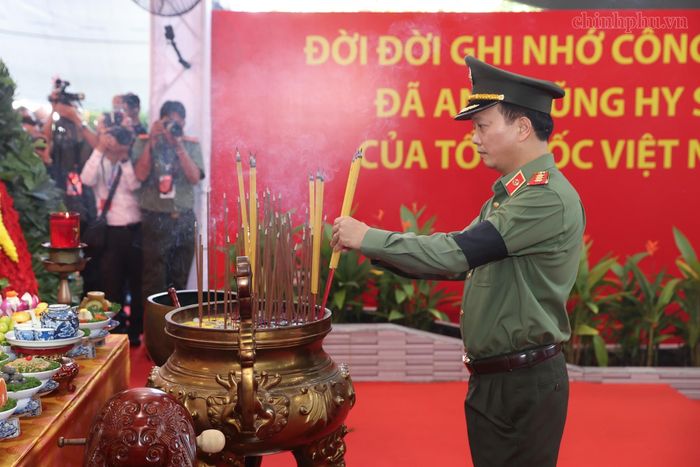  Thượng tướng Đặng Hồng Đức, Ủy viên Trung ương Đảng, Thứ trưởng Bộ Công an, trưởng đoàn đại biểu Đảng ủy Công an Trung ương, Bộ Công an thắp hương viếng các anh hùng liệt sĩ. Ảnh: VGP. 