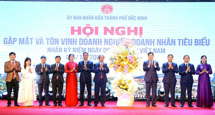Các đồng chí lãnh đạo thành phố Bắc Ninh tặng hoa chúc mừng đại diện các tổ chức Hội doanh nghiệp