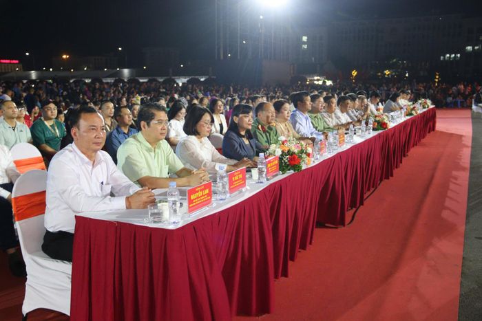 Các đại biểu và đông đảo người dân, quan khách tham gia lễ bế mạc Lễ hội Cà phê Sơn La lần thứ II