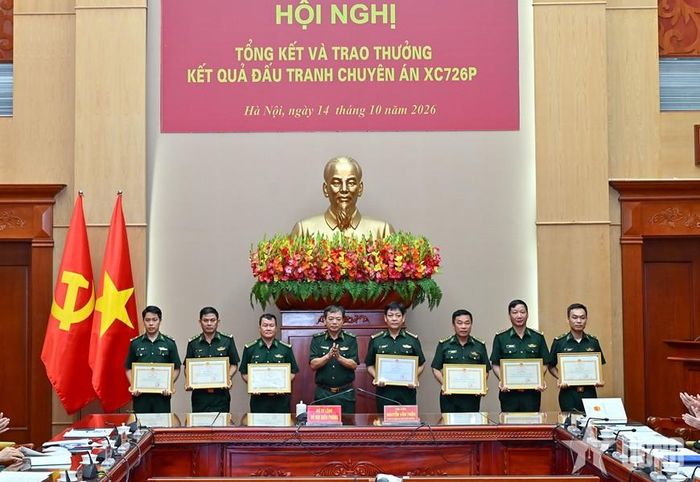 Thiếu tướng Nguyễn Văn Thiện trao Bằng khen của Bộ Tư lệnh Bộ đội Biên phòng cho các tập thể, cá nhân có thành tích xuất sắc trong đấu tranh Chuyên án XC726p. Ảnh: Ngọc Lâm