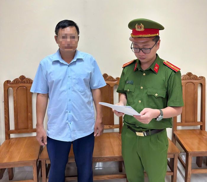 Cơ quan Cảnh sát điều tra công an tỉnh Phú Thọ công bố Quyết định khởi tố bị can, lệnh cấm đi khỏi nơi cư trú đối với Hoàng Mạnh Dũng. Ảnh: Công an tỉnh Phú Thọ