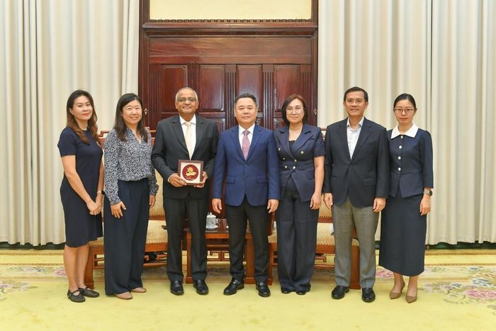 Phó Thống đốc Nguyễn Ngọc Cảnh và đoàn ADB chụp ảnh lưu niệm