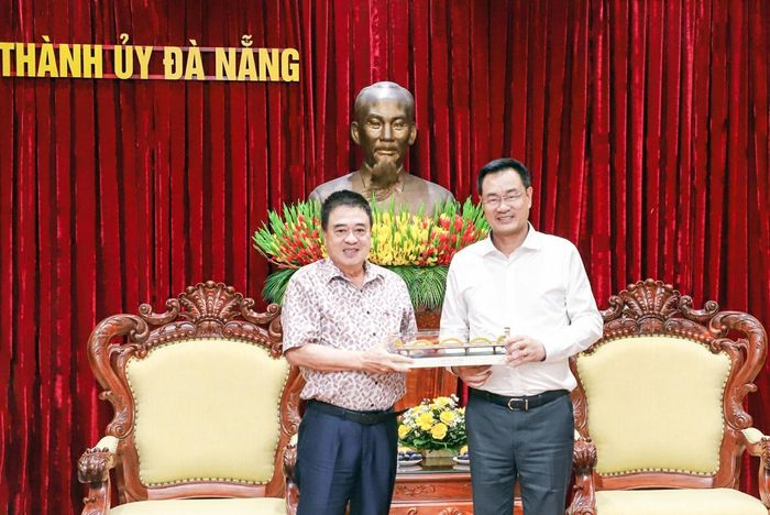 Bí thư Thành ủy Lê Ngọc Quang trao quà lưu niệm ông Trần Ngọc Dân, Chủ tịch HĐQT Công ty cổ phần Tập đoàn Tân Thành Đô (Ảnh: PV)