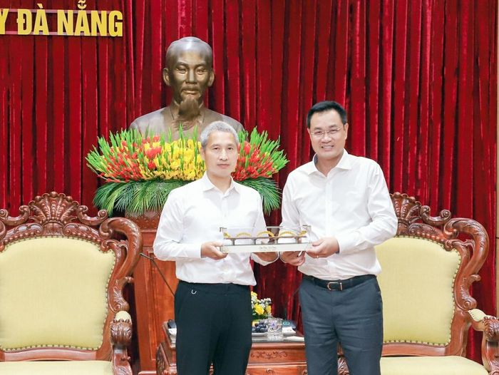Bí thư Thành ủy Lê Ngọc Quang (bên phải) trao quà lưu niệm ông Hu Xiaodong, Chủ tịch HĐQT Công ty Rept Battero (Trung Quốc) (Ảnh: PV)
